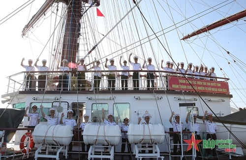 Tàu buồm 286-Lê Quý Đôn rời quân cảng Nha Trang thăm Singapore